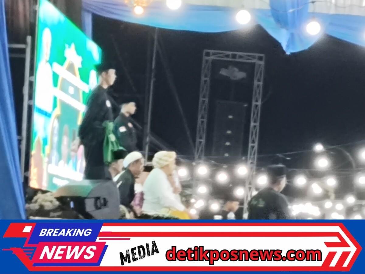 Foto : Kiai H. Muhammad Tamim Sufyan saat memberikan ceramah di hadapan ribuan undangan Maulid Nabi Muhammad SAW