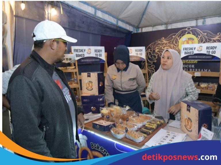 Foto : Bupati Sumenep Dr. H. Achmad Fauzi Wongsojuo.,S.H.,M.H saat kunjungi stand salah satu UMKM yang Ikuti MCF 2025
