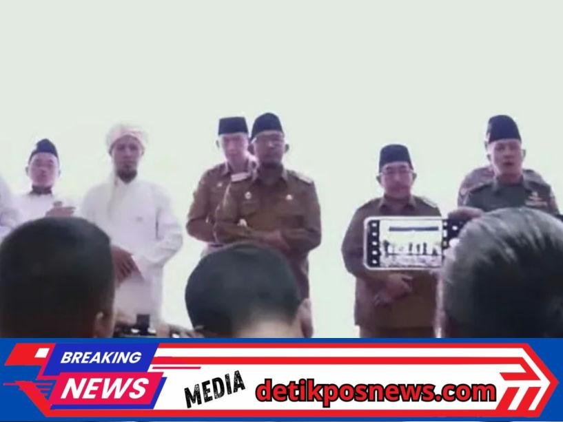 Foto : Bupati Sumenep, Dr. H. Achmad Fauzi Wongsojudo., S.H., M.H berdiri di tengah Forkopimda Sumenep saat pembacaan Qiyam